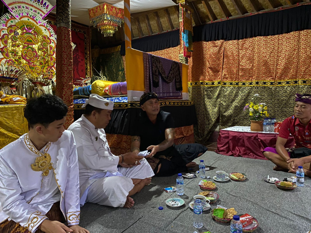 Perbekel Petang Menghadiri Undangan Prawartaka Karya Piodalan Mapulasari dan Mepandes atau Potong Gigi di Rumah I Ketut Sutena Br.Petang Suci
